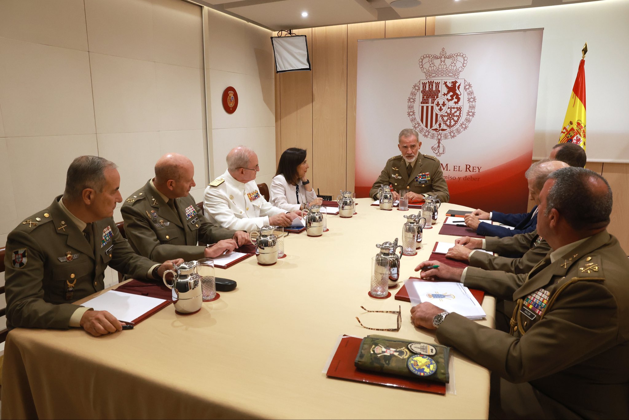 El Rey recibía a toda la cúpula militar y a una tal Margarita Robles para informarse sobre Ceuta