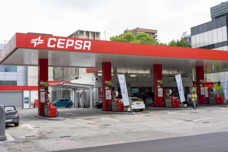 Cepsa se afana en ganar clientes digitales: tras comprar Ballenoil, prorroga los descuentos en carburantes