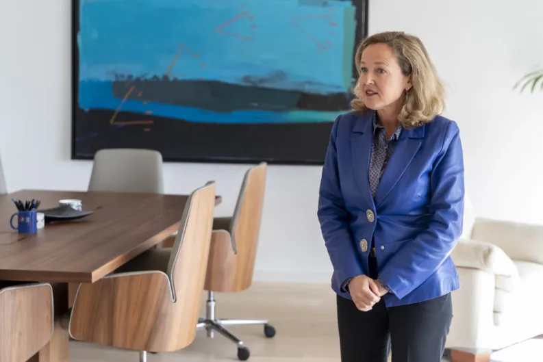 Nadia no se va: huye. Pero es una buena noticia: nos libramos del 'desastre Calviño', nueva presidente del BEI