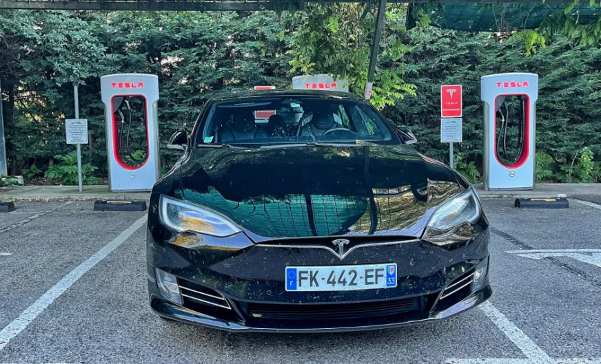 Tesla revisará 2 millones de coches por problemas de seguridad en la conducción autónoma. Va a ser mejor que conduzca el personal...
