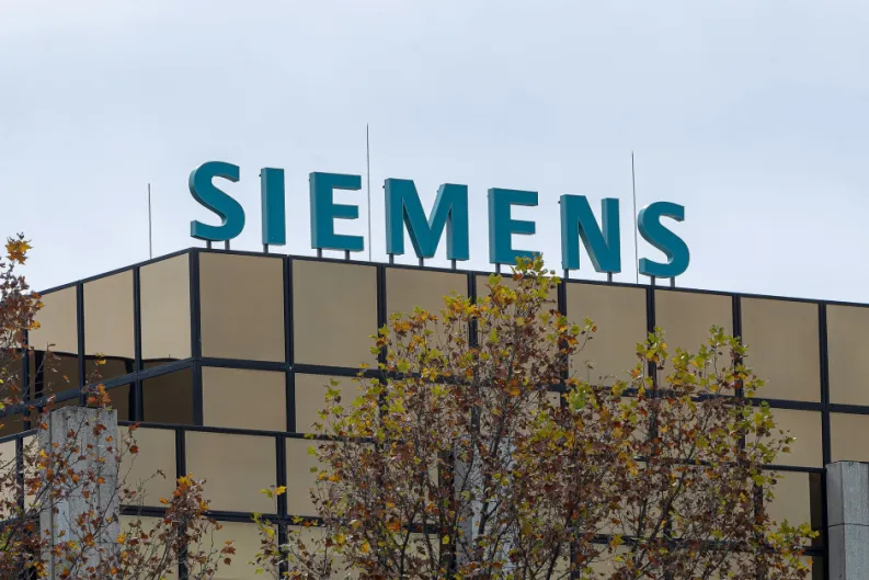 Siemens apuesta por el ‘método Enron’, tras el ‘esquema Villalonga’: El gigante industrial alemán traspasa parte de su participación en Siemens Energy a su fondo de pensiones