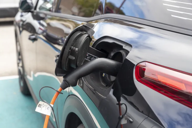 El fracaso del coche eléctrico se expande: mínima presencia en España, fin de ayudas en Alemania y frío paralizante en Noruega
