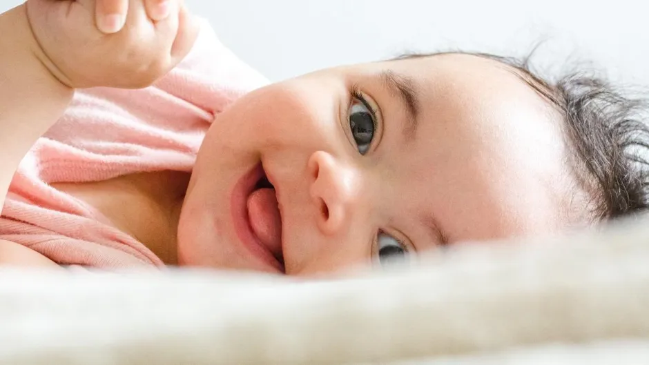 ¿Es normal que los bebés crucen un ojo como en el estrabismo?