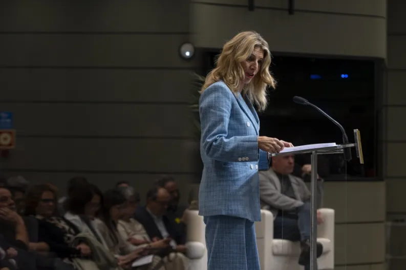 Yolanda Díaz firma la subida de 50€ del SMI con un conjunto que cuesta 620€