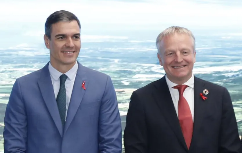 La propaganda monclovita vuelve a meter la pata: asignan a Sánchez un aplauso empresarial que iba dirigido a Marteen Wetselaar