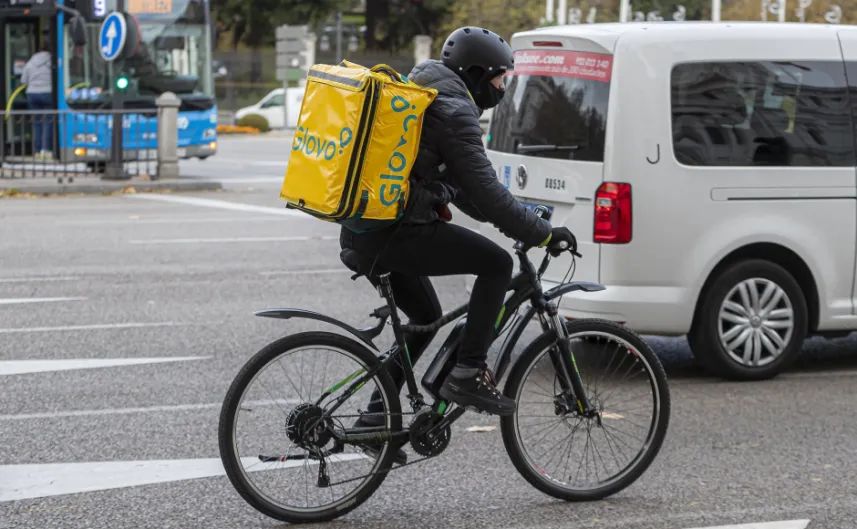 Glovo, acorralada en España: anuncia el cierre de sus supermercados en varias ciudades y un ERE