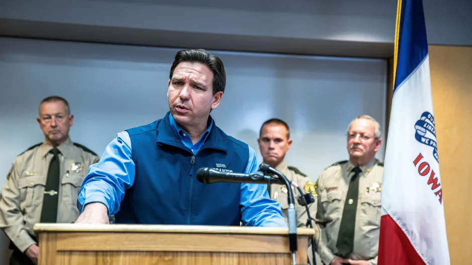 EE.UU. DeSantis abandona las primarias republicanas, muestra su apoyo a Trump y carga contra Haley: representa el "corporativismo" y las cesiones al woke
