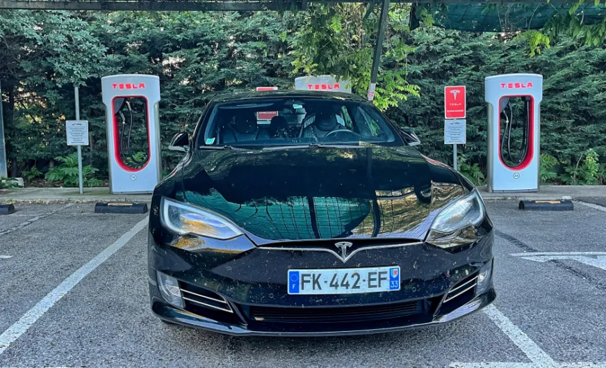 Tesla frena por tres problemas: el frío paralizante, la crisis del mar Rojo y la competencia china