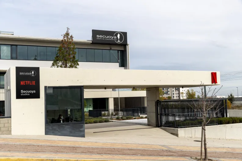 La progre, blasfema y ambiciosa Netflix: lidera el ‘streaming’ y podría subir más los precios, pese a ingresar y ganar más en 2023