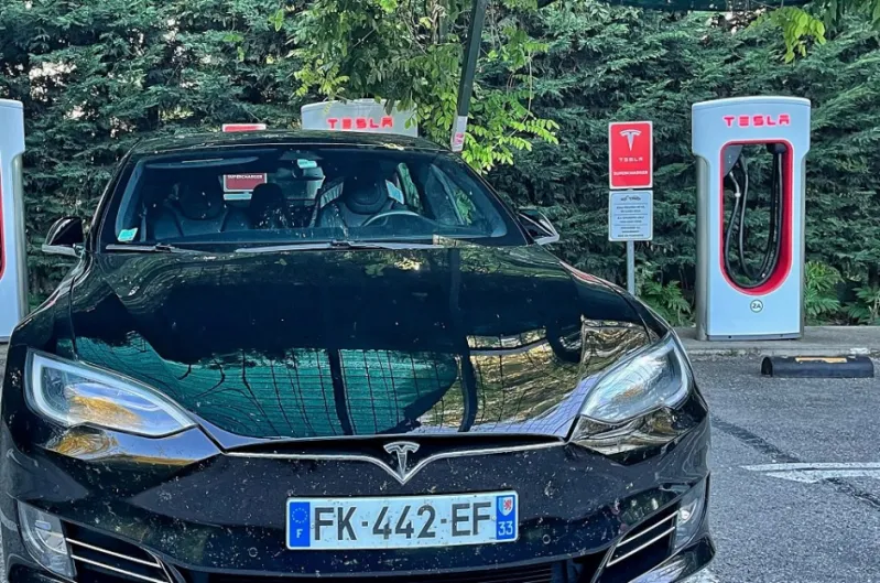 Tesla frena en bolsa al prever un menor crecimiento, tras caer el beneficio operativo en 2023 por la rebaja de precios y los mayores costes