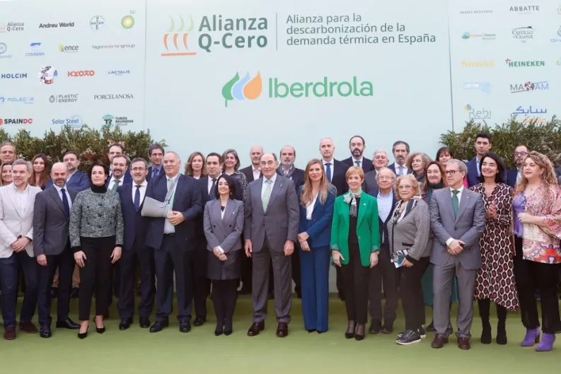 Galán ataca a las petroleras con un lenguaje plagiado de Teresa Ribera: carga contra los combustibles fósiles y contra los “retardistas”
