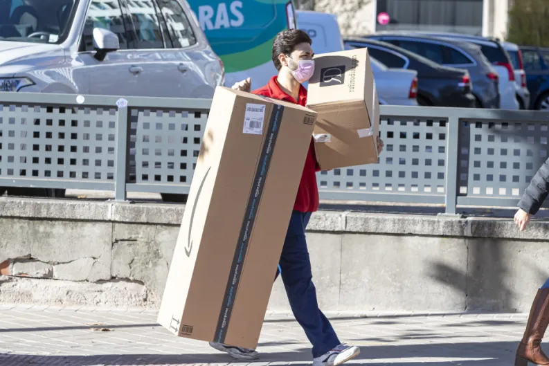 El progre Amazon extiende su caradura: subirá precios y hará más despidos, pese a lograr ingresos récord y ganar más de 28.000 millones