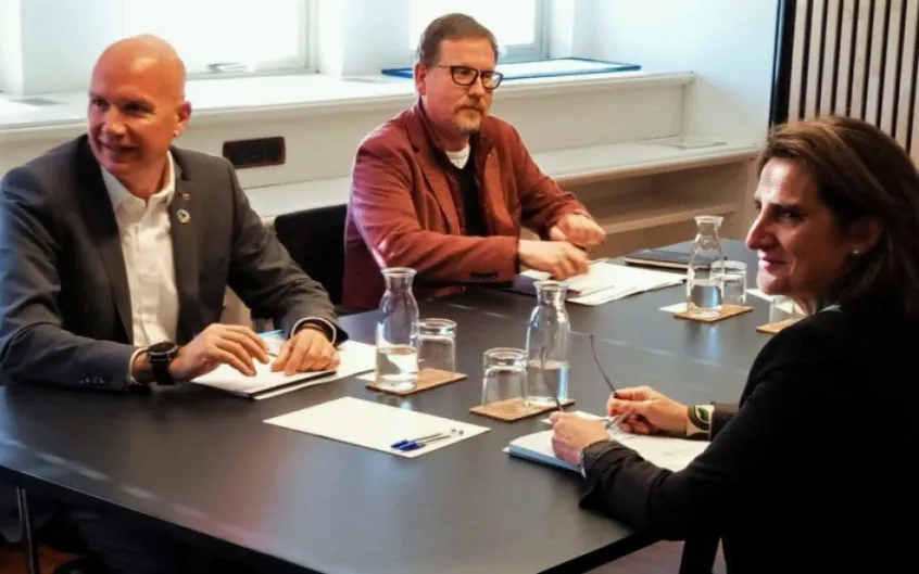 Sequía en Cataluña. Ribera se apresura a ayudar al amigo catalán: dos barcos diarios desde Sagunto en junio y dos nuevas desaladoras para 2028 y 2029