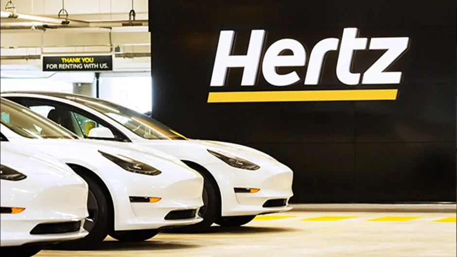 Hertz, en caída por culpa del coche eléctrico: su beneficio anual se hunde un 70%, pese a que los ingresos suben un 7%