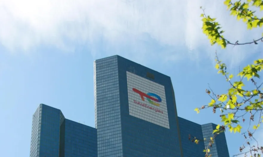 TotalEnergies, una excepción ante el abaratamiento de crudo y gas: eleva beneficio anual a cifra récord