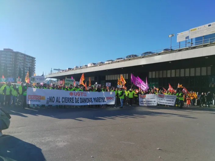 Danone. Los empleados dicen “no al cierre” de Parets del Vallès y a 157 despidos: lanzan yogures y huevos contra la sede, en Barcelona