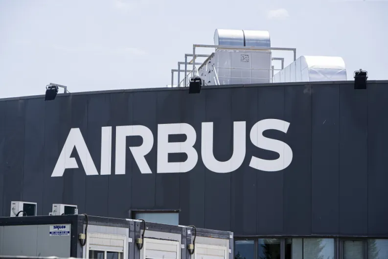 Airbus vuela con alguna turbulencia, pero mejor que Boeing: ingresa más, aunque gana menos por el desfase en algunas entregas