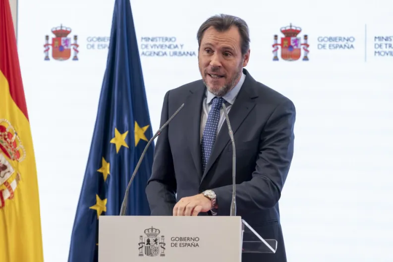 Sale ardiendo la cabina de un tren Cáceres-Madrid y el ministro de Transportes, Óscar Puente, el hombre tranquilo, responde: "Hay que acostumbrarse, son incidencias normales"