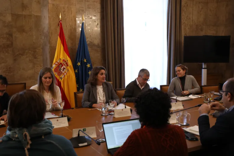 Mientras el campo arde, Ribera recibe a los enemigos de los agricultores: las organizaciones ecologistas, sus favoritas