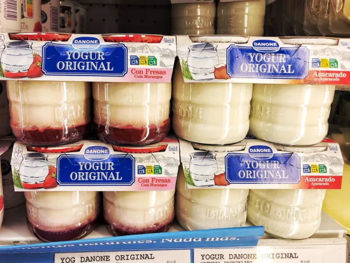 A Danone, multada por cártel lácteo, se le atragantan las cifras de 2023... pero elevará dividendo, cerrará Parets del Vallés y hará despidos