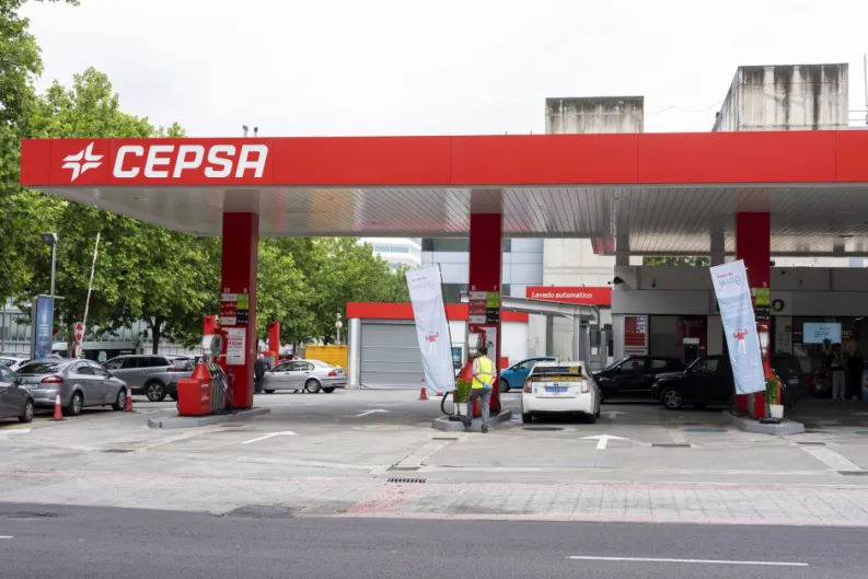 Cepsa, lastrada por el impuestazo energético más que por el abaratamiento del crudo: pierde 233 millones y reduce el ebitda a la mitad