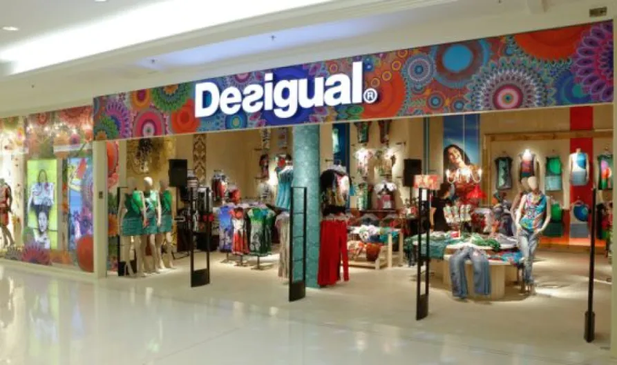 Desigual. El esfuerzo inversor para abrir tiendas le pasa factura: gana un 24% menos