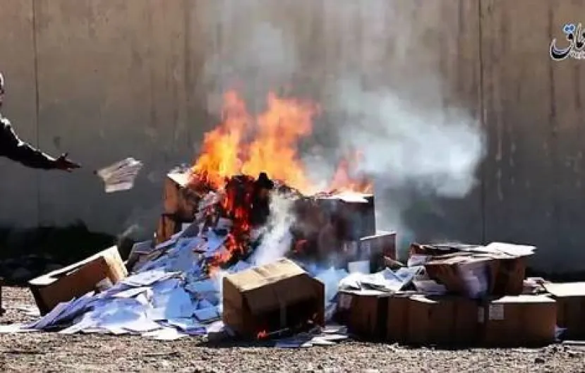 Persecución a los cristianos. Los yihadistas, dispuestos a acabar con el catolicismo en la escuela, queman libros religiosos en Mosul (Irak)
