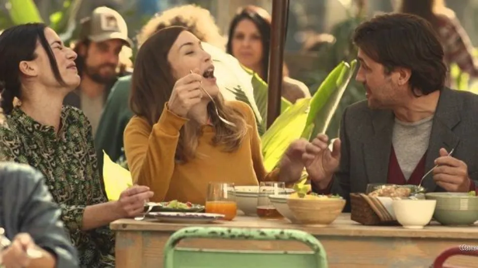 La marca de lácteos 'Activia' recuerda que hay que dejar el móvil quieto durante las comidas