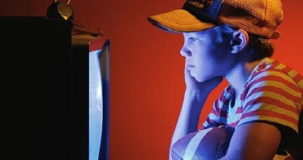 Si sus hijos se convierten en teleadictos, pregúntense si han controlado todos los contenidos que los niños ven en la tele