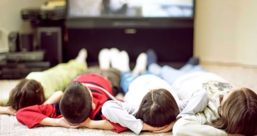 Niños pasivos y obesos delante del televisor. ¿Y qué hacen los padres por ellos?
