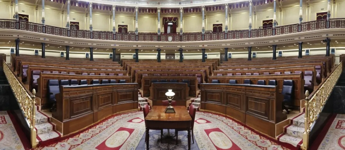 España se ha convertido en una farsa política
