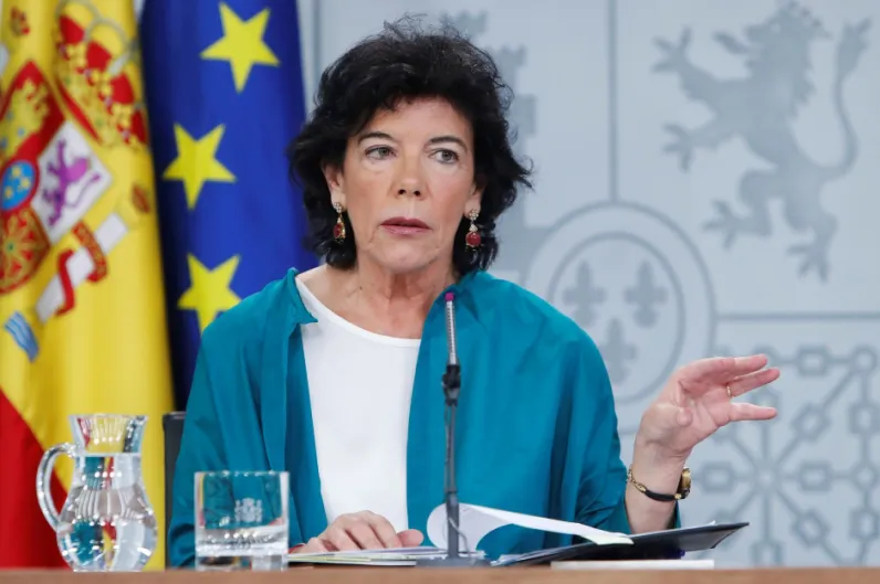 Cristo fuera de la escuela. La ministra de Educación, Isabel Celaá, impondrá a los niños una asignatura de 'valores cívicos', que no religiosos