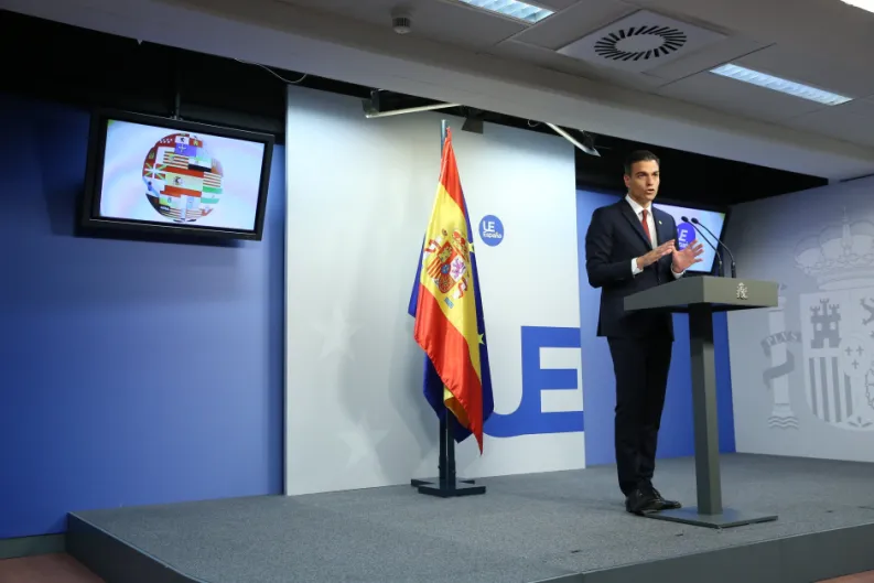 A Sánchez le escuece la carta del comisario Moscovici y dice que “peores se las mandaba a Rajoy”