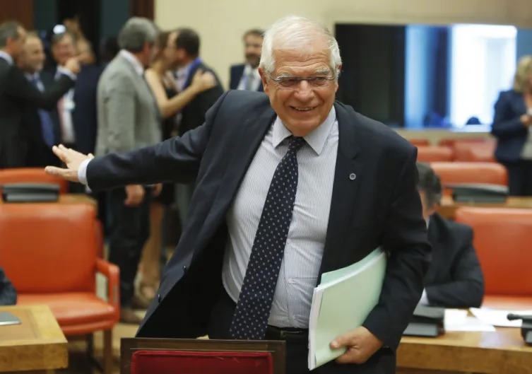 Nuevo grito político: ¡Borrell dimisión! El ministro prefiere pagar 30.000 euros, un 42% de su salario, pero no por ello apaga el escándalo