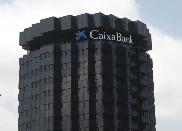 La semana en imágenes. Caixabank, líder de la banca presencial, cierra oficinas y reduce empleos