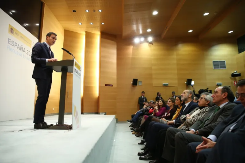 Sánchez se obstina con la transición energética, paralizada y contestada por Endesa, Naturgy y Repsol