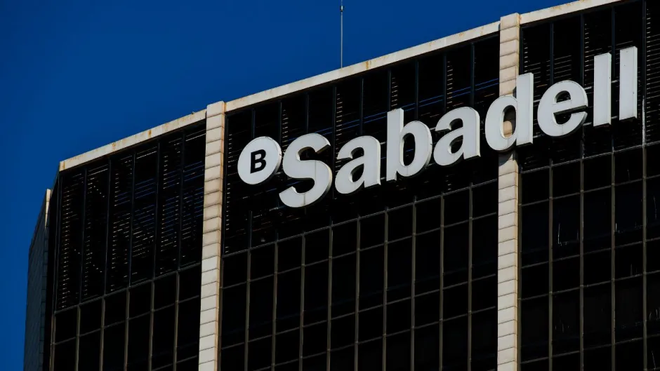 El Sabadell vende el 4,9% del colombiano GNB y lidera las subidas del Ibex. ¿Y si vendiera TSB?