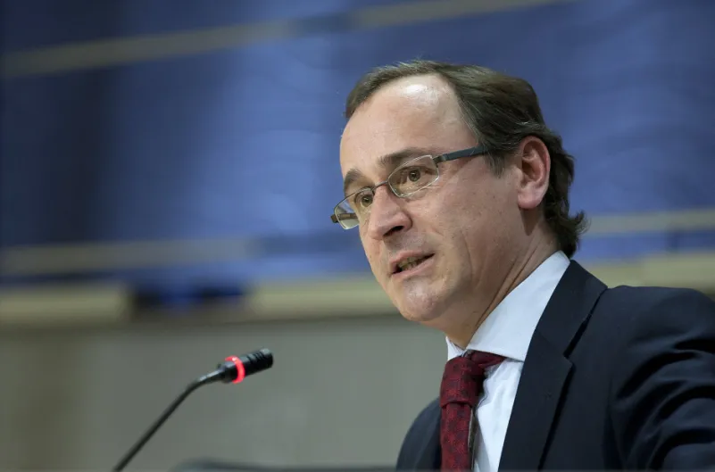 A Casado se le 'rompe' el partido: tras la "gran coalición" de Feijóo, Alfonso Alonso le recuerda la "personalidad propia" del PP vasco