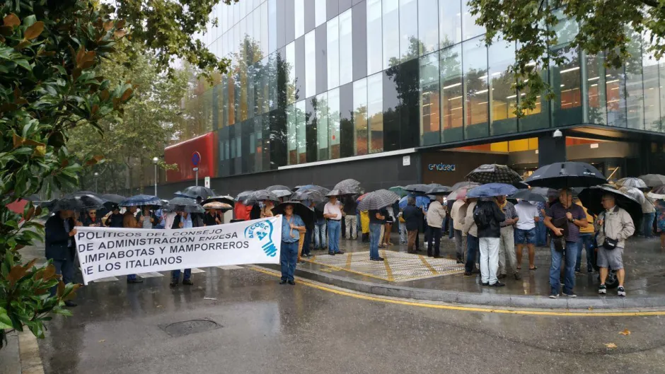 Endesa no reacciona ante las protestas de sus jubilados. Siguen recordando quién firmó el fallo que permite los recortes en la "tarifa del empleado"