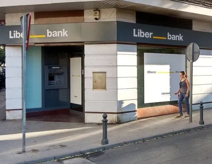 Liberbank da el paso tan temido: propone a los sindicatos reducir los salarios entre un 5% y un 8,75%