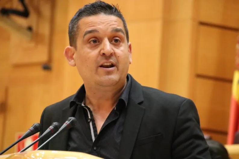 Mulet (Compromís) quiere echar a los curas de los hospitales. Sí, es el senador de los zombis