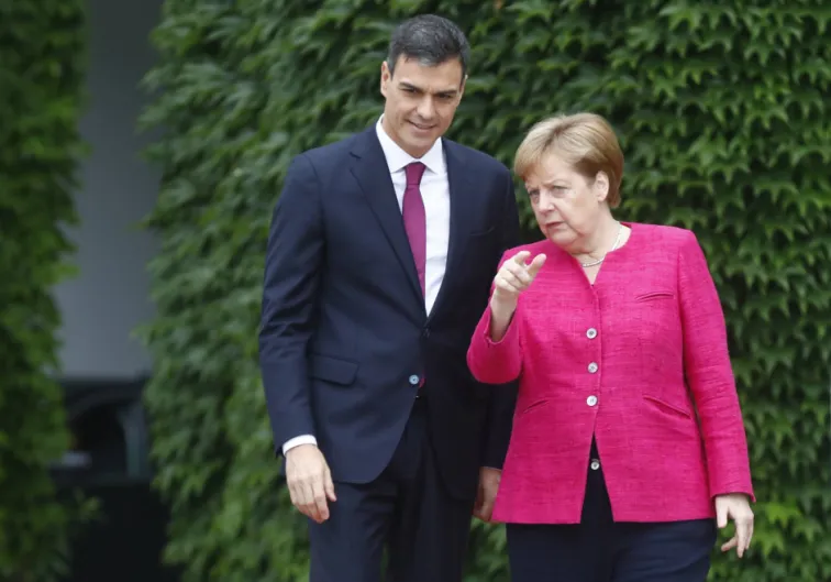 Dos maneras de remontar: Merkel baja impuestos y Sánchez piensa subirlos en cuanto pueda