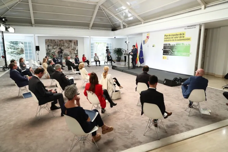 Sánchez ayuda, por fin, al sector del automóvil: 3.750 millones, de los que 1.050 serán para renovar el parque, con achatarramiento obligatorio