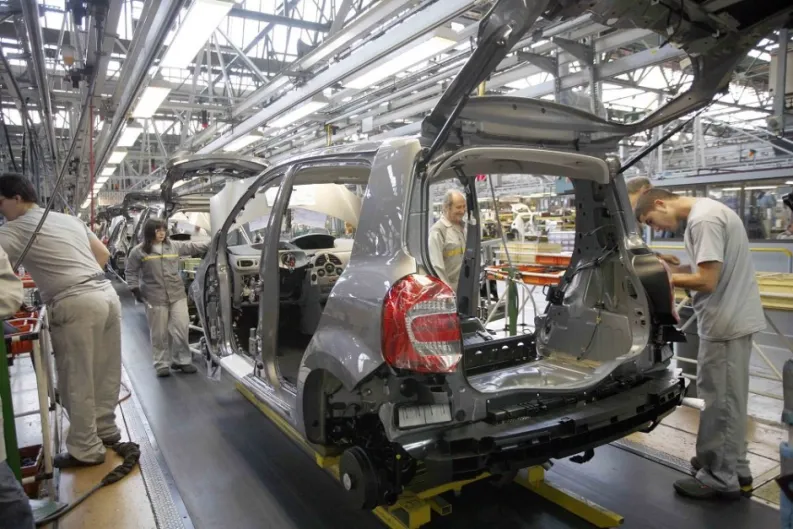 2021 será complicado para el automóvil español: la demanda caerá y se venderán menos de un millón de coches. Ojo, peligran dos millones de empleos