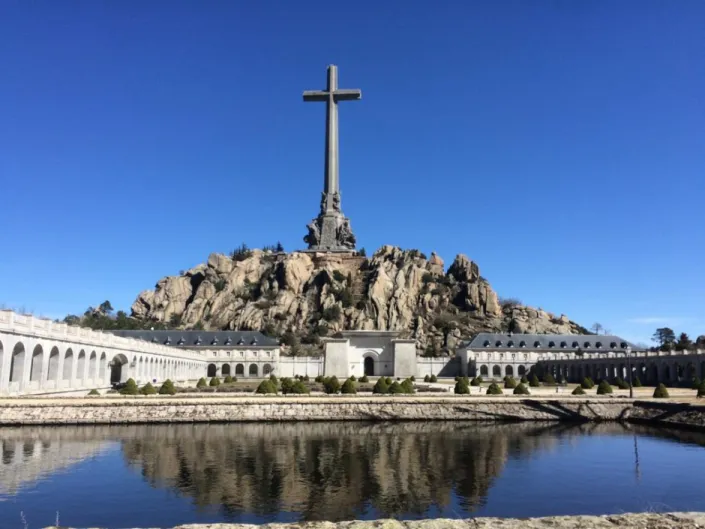 Sí, el Gobierno quiere destruir la Cruz del Valle de los Caídos
