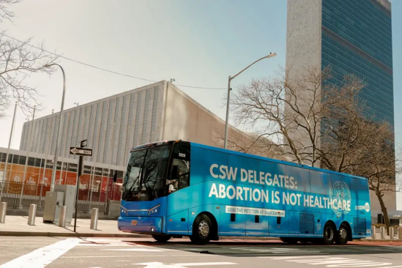 'El aborto no es salud': CitizenGO lanza un bus cerca de Naciones Unidas para evitar que apruebe un documento pro-abortista y pro-ideología de género en la Cumbre de la Mujer