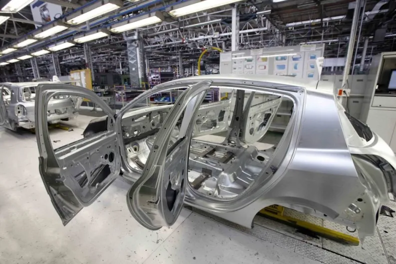 Crisis del automóvil. La producción (-38%) y la exportación (-34%) se desploman en mayo, por la escasez de chips y la menor demanda