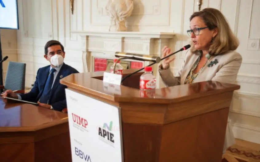 Sorpresa: Calviño dice ahora que es “positivo” cómo la banca está efectuando despidos masivos