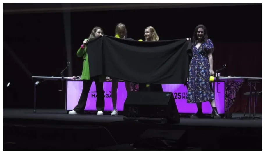 Málaga. El 25 Festival de la ciudad nos enseña cómo las mujeres pueden orinar de pie, como los hombres... es algo fundamental