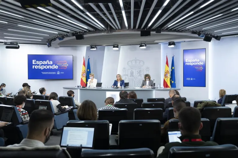 Consejo de Ministros. Plan de choque contra la guerra: al que produce se le sangra, al que no produce, se le premia